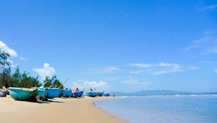 Beach in Chi Linh tourist area.