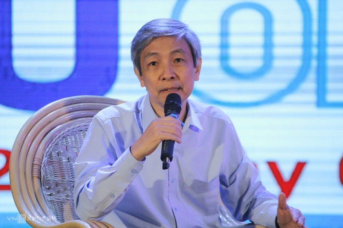 Associate Professor, Dr. Bui Duc Trieu at the admission and career counseling day of the National Economics University, morning of July 9. Photo: Thanh Hang