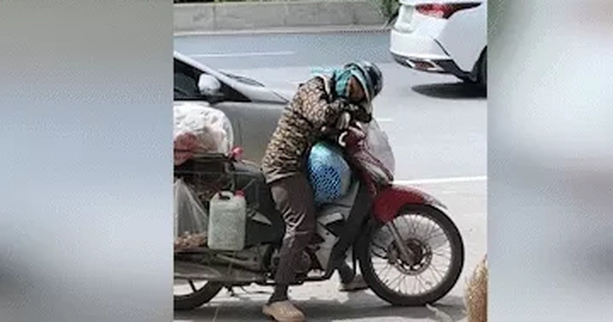 荷物を運ぶ女性がバイクで居眠りする悲痛な光景