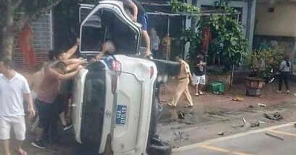 Un coche de la policía de tráfico volcó tras colisionar con un camión contenedor