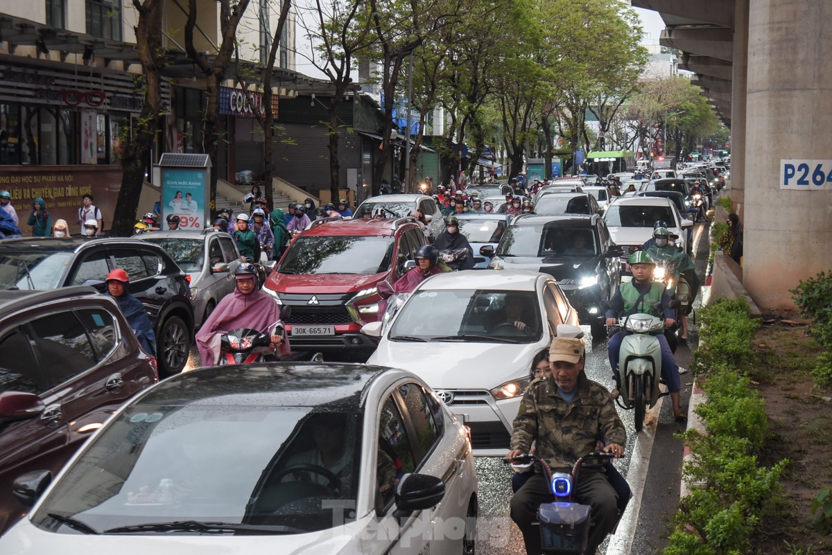 Muchas calles de Hanoi estuvieron congestionadas durante horas después de las fuertes lluvias que duraron desde la noche. Foto 6