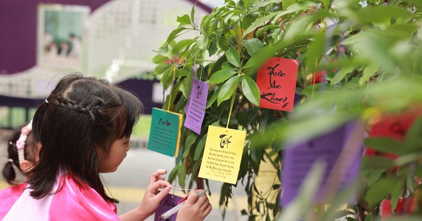 Los estudiantes experimentan los colores tradicionales de la primavera "llenos de amor"