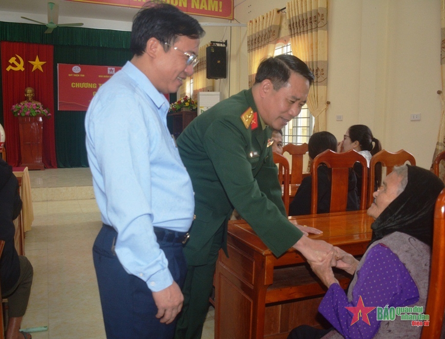 El periódico del Ejército Popular entrega regalos del Tet a familias pobres del distrito de Khe Huong, foto 1