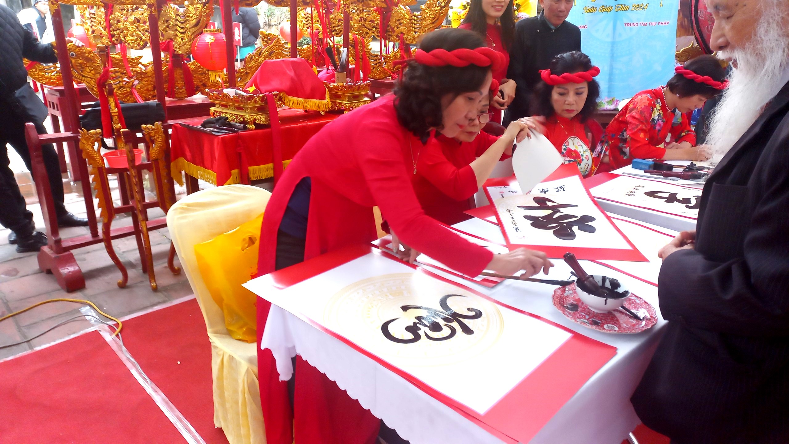12 'ông đồ' trình diễn thư pháp tại lễ hội tưởng niệm Đức Vương Ngô Quyền- Ảnh 2.