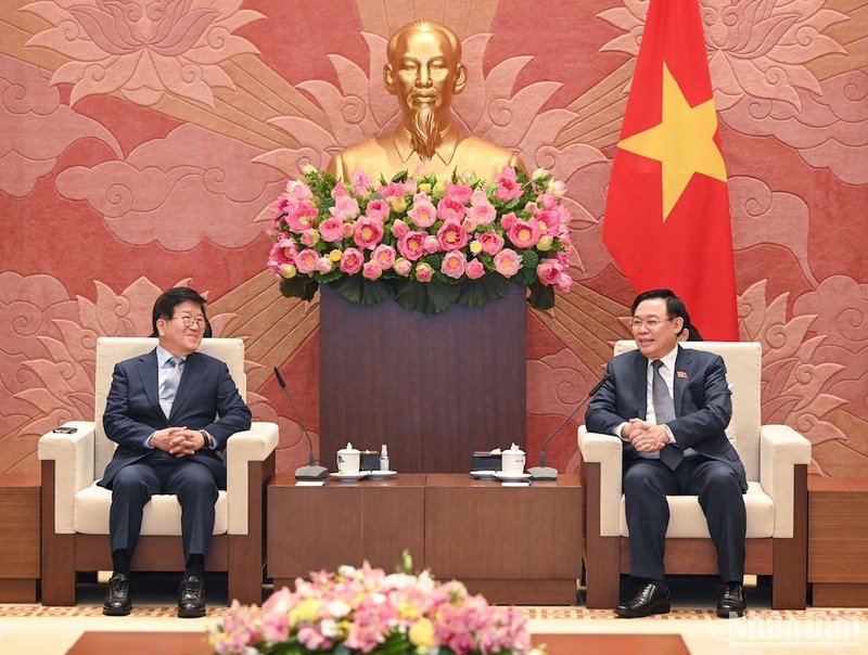 National Assembly Chairman Vuong Dinh Hue and former Speaker of the National Assembly of the Republic of Korea Park Byeong Seug at the reception. (Photo: DUY LINH)