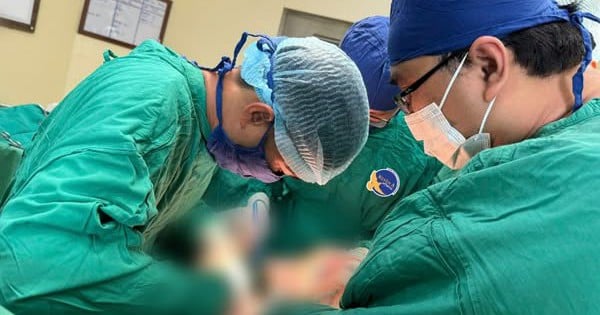 31-year-old man in Ho Chi Minh City found hidden testicle in his abdomen from a sign that many Vietnamese people ignore