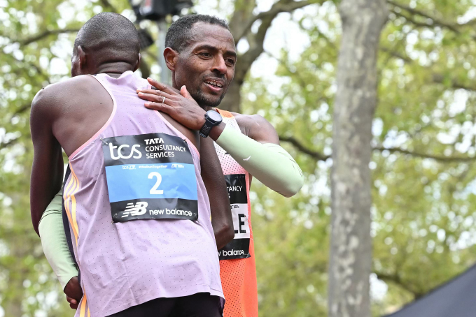 Bekele congratulates Munyao after completing the 2024 London Marathon on April 21. Photo: AFP