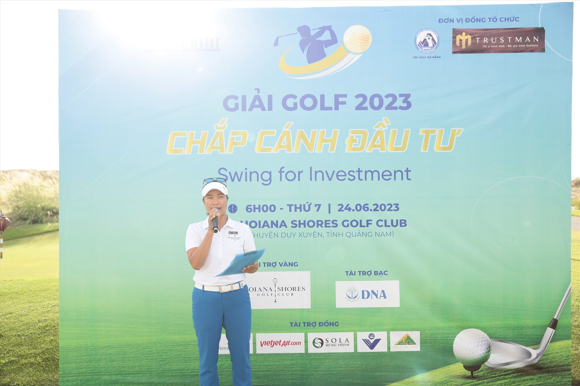 Sáng nay, Tạp chí Nhà đầu tư tổ chức Giải golf “Chắp cánh nhà đầu tư” 2023 tại Duy Xuyên.