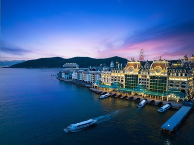 Charlie Puth arrive à Vinpearl Nha Trang, prêt pour le super festival de musique 8Wonder