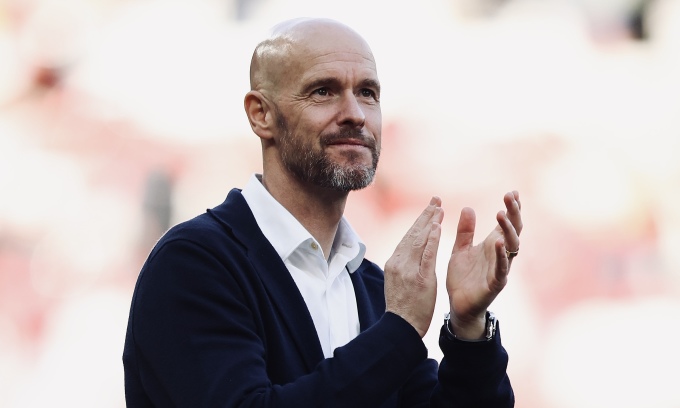 Ten Hag applauds Man Utd fans after the 2-1 win over Fulham in the final round of the Premier League at Old Trafford on May 28. Photo: manutd.com