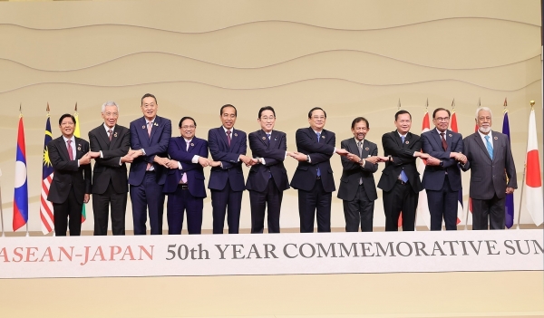 Premierminister Pham Minh Chinh trifft sich auf dem ASEAN-Japan-Gipfel bilateral mit ASEAN-Staats- und Regierungschefs