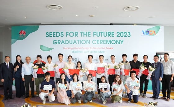 Studierende erhalten Zertifikate von Huawei Vietnam nach Abschluss des Schulungsprogramms „Seeds for the Future 2023“