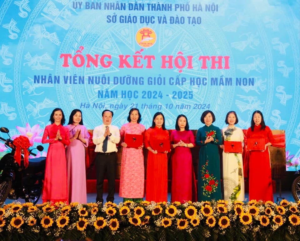 Leaders of Hanoi Department of Education and Training and leaders of Tay Ho district presented gifts to schools.