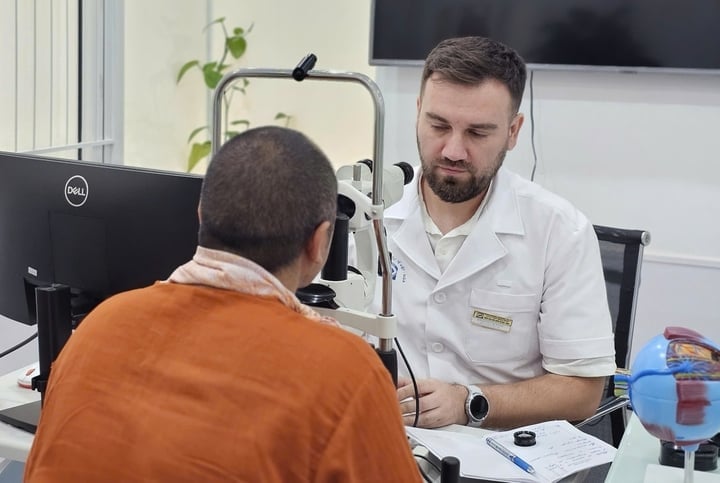 Un spécialiste de la Fédération de Russie examine les yeux d'un patient. (Photo: TD)