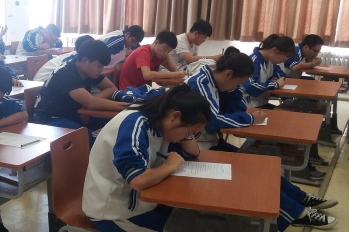 A los estudiantes chinos no se les permite mirar hacia arriba mientras estudian para no perder la concentración.