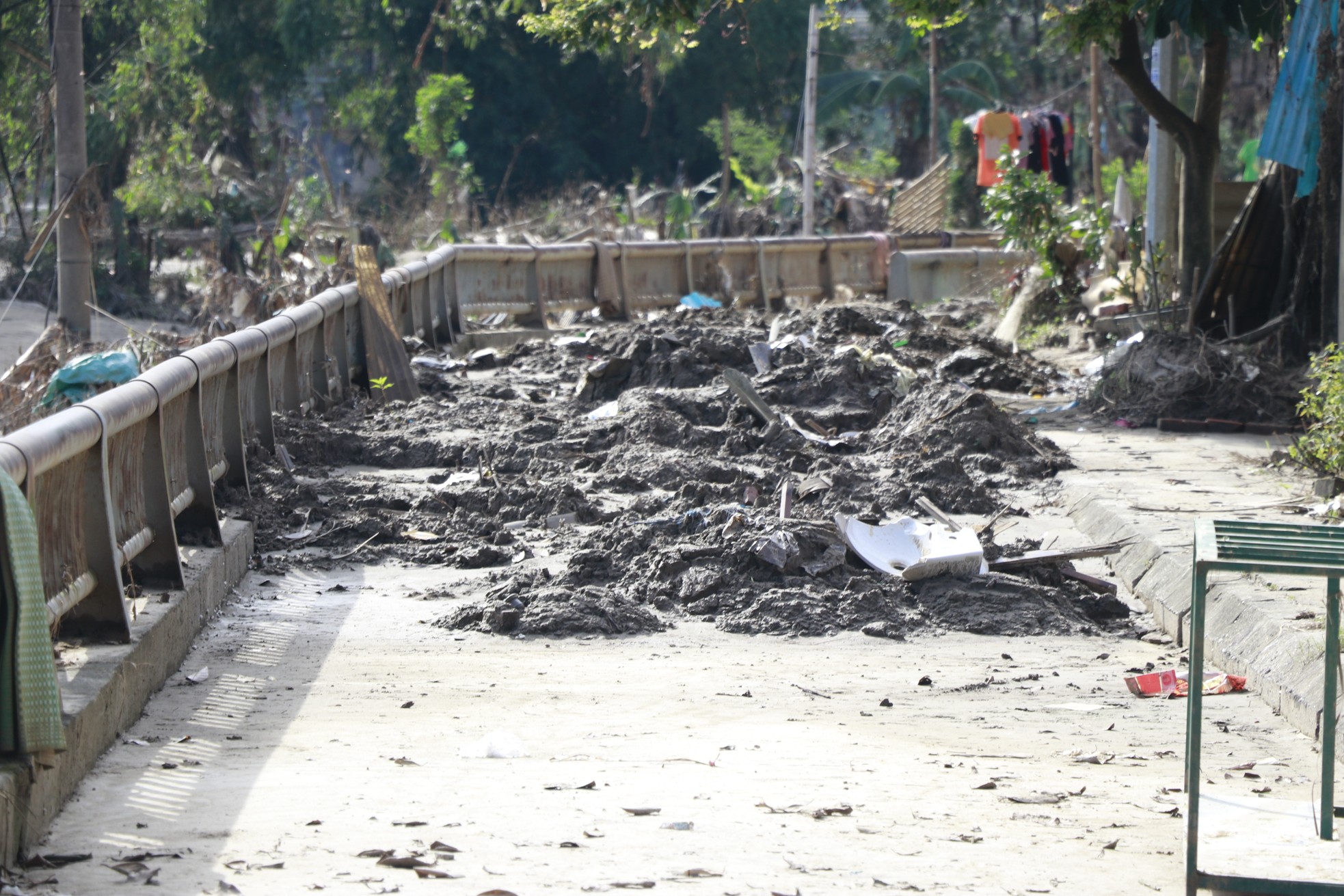 Schlamm und Müll verunreinigen viele Straßen in Yen Bai, Foto 26