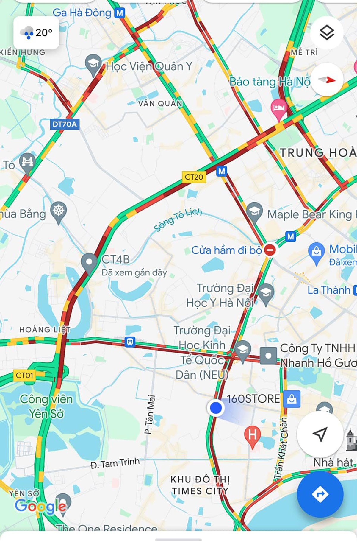 Muchas calles de Hanoi estuvieron congestionadas durante horas después de las fuertes lluvias que duraron desde la noche. Foto 15