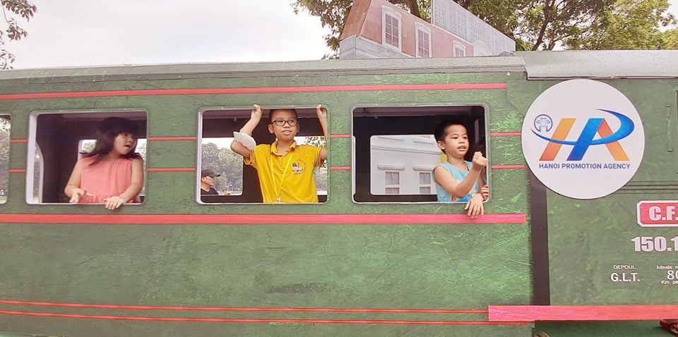 Des enfants font l'expérience d'un voyage en train lors du Festival d'automne de Hanoi 2024. Photo : Hoai Nam