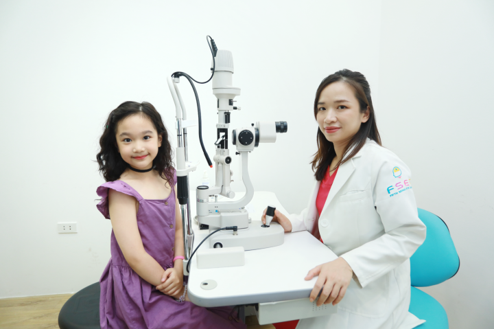 Dr. Ha Huy Thien Thanh examines children at FSEC.