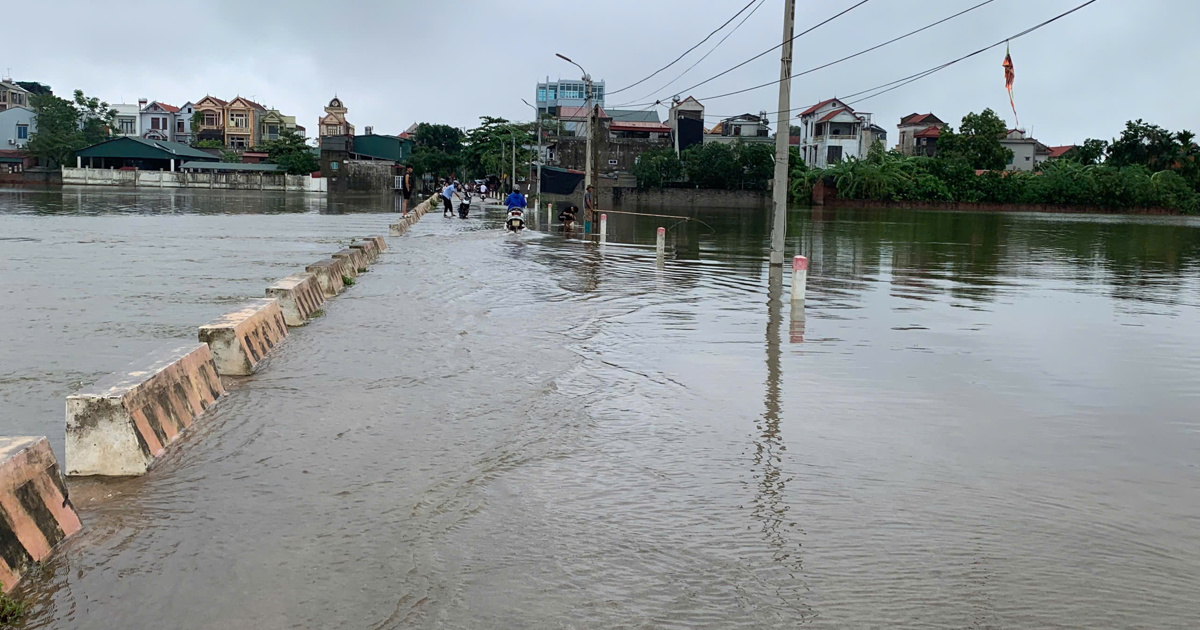 Muchas escuelas de Hanoi, gravemente afectadas por el tifón Yagi, cambiaron al aprendizaje en línea