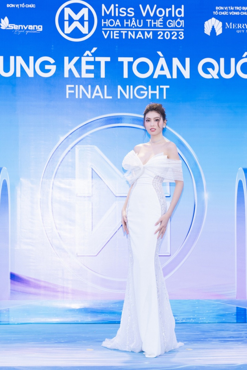 Reinas de belleza sexys y finalistas en la alfombra azul de Miss Mundo Vietnam 2023 Final 10