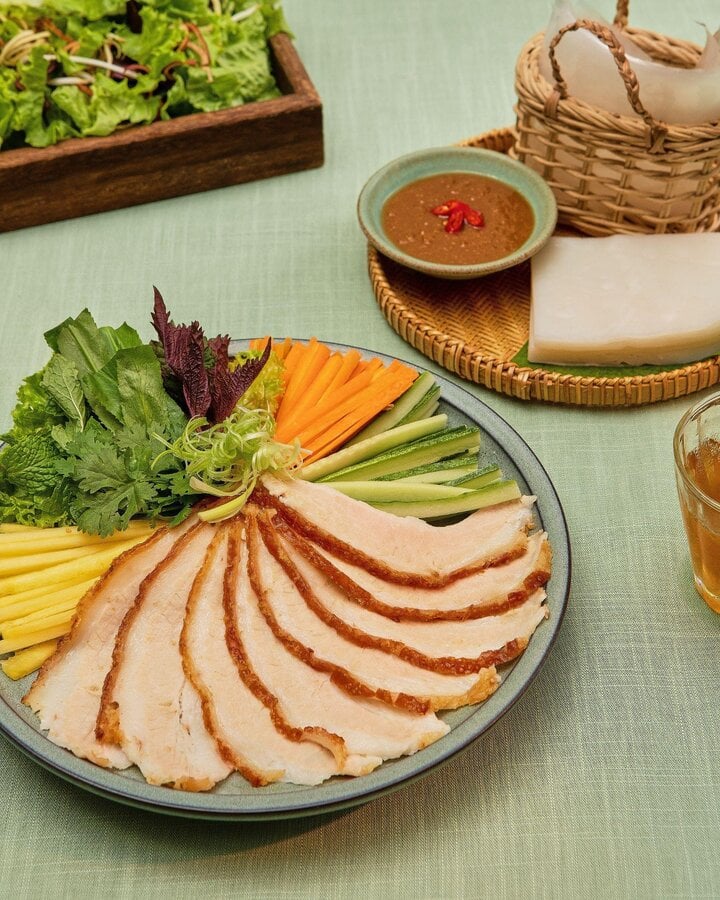 쌀 종이로 만든 구운 돼지고기 롤, 다낭의 맛.