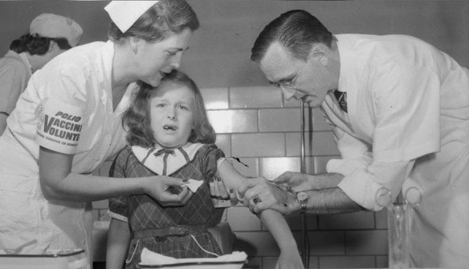 Mimi Meade, sept ans, grimace tandis que le Dr Richard Mulvaney injecte le nouveau vaccin contre la polio Salk en 1954. Photo : AP