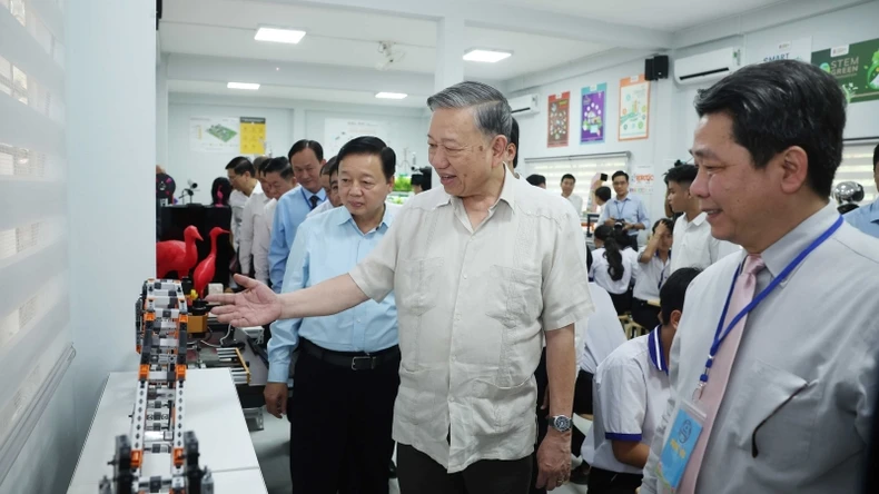 Le secrétaire général To Lam a rencontré et offert des cadeaux à des personnalités exceptionnelles de la province de Dong Thap, a visité le lycée Tram Chim et a inspecté le chantier de construction du projet d'autoroute Cao Lanh-An Huu, photo 4