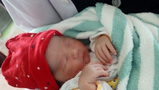 Binh Phuoc: Neugeborenes Baby vor Tempeltor ausgesetzt