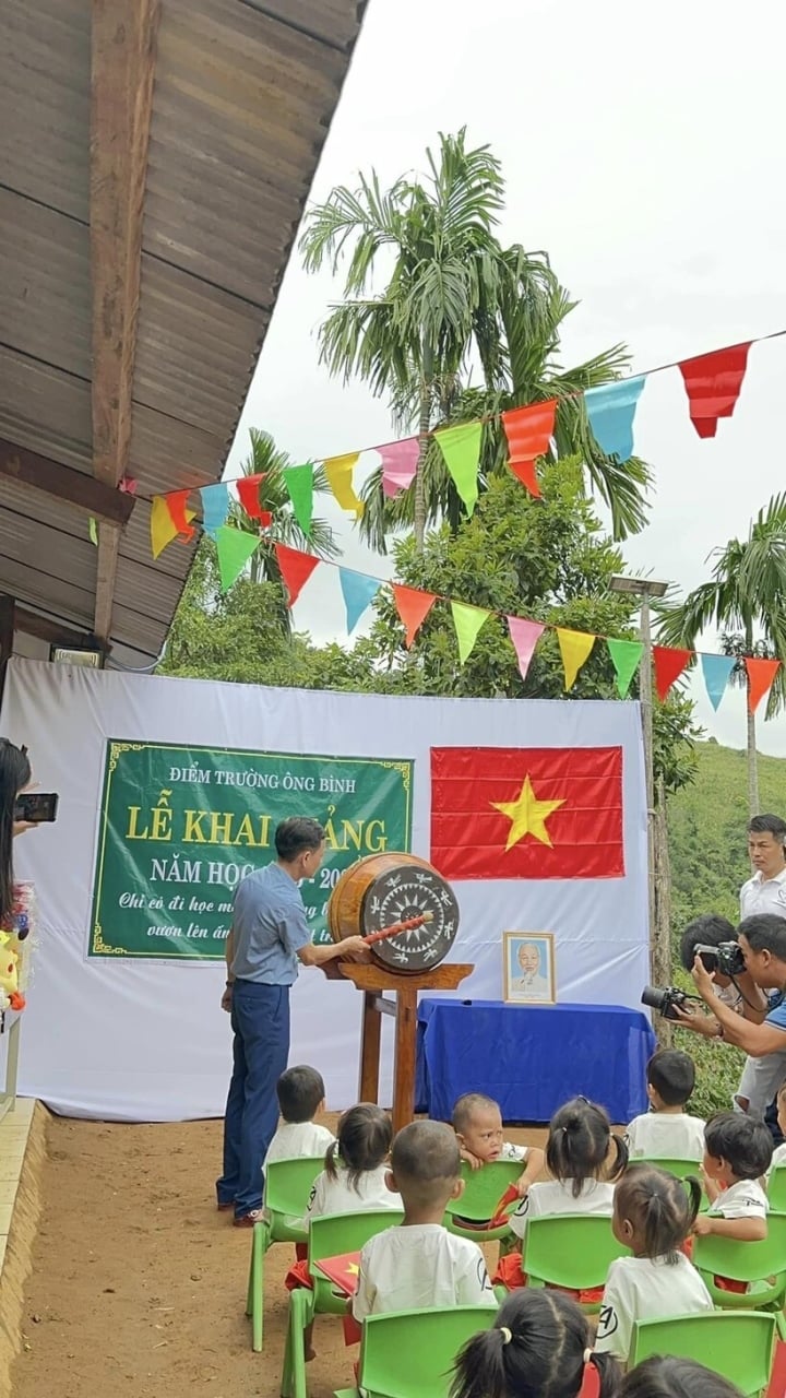 ជា​លើក​ដំបូង​ដែល​សាលា Ong Binh វាយ​ស្គរ​សាលា​ស្វាគមន៍​ឆ្នាំ​សិក្សា​ថ្មី។