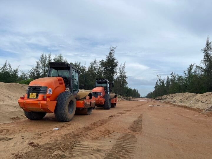 ตามผลการตรวจสอบพบว่าการละเมิดตั้งแต่การเตรียมงบประมาณจนถึงการชำระบัญชีขั้นสุดท้ายของโครงการก่อสร้างถนนเลียบชายฝั่งระยะทาง 1.7 กม. ในจังหวัดกวางงาย ทำให้ต้องสูญเสียงบประมาณมากกว่า 1 พันล้านดอง (ภาพประกอบ)