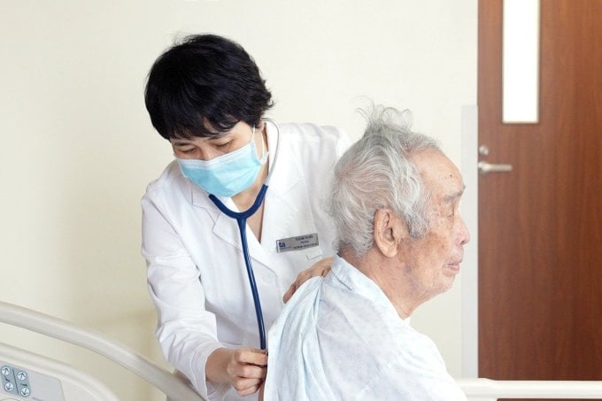 Le Dr Mai Thi Hien examine un patient pendant son traitement à l'hôpital général de Tam Anh. Photo : BVCC