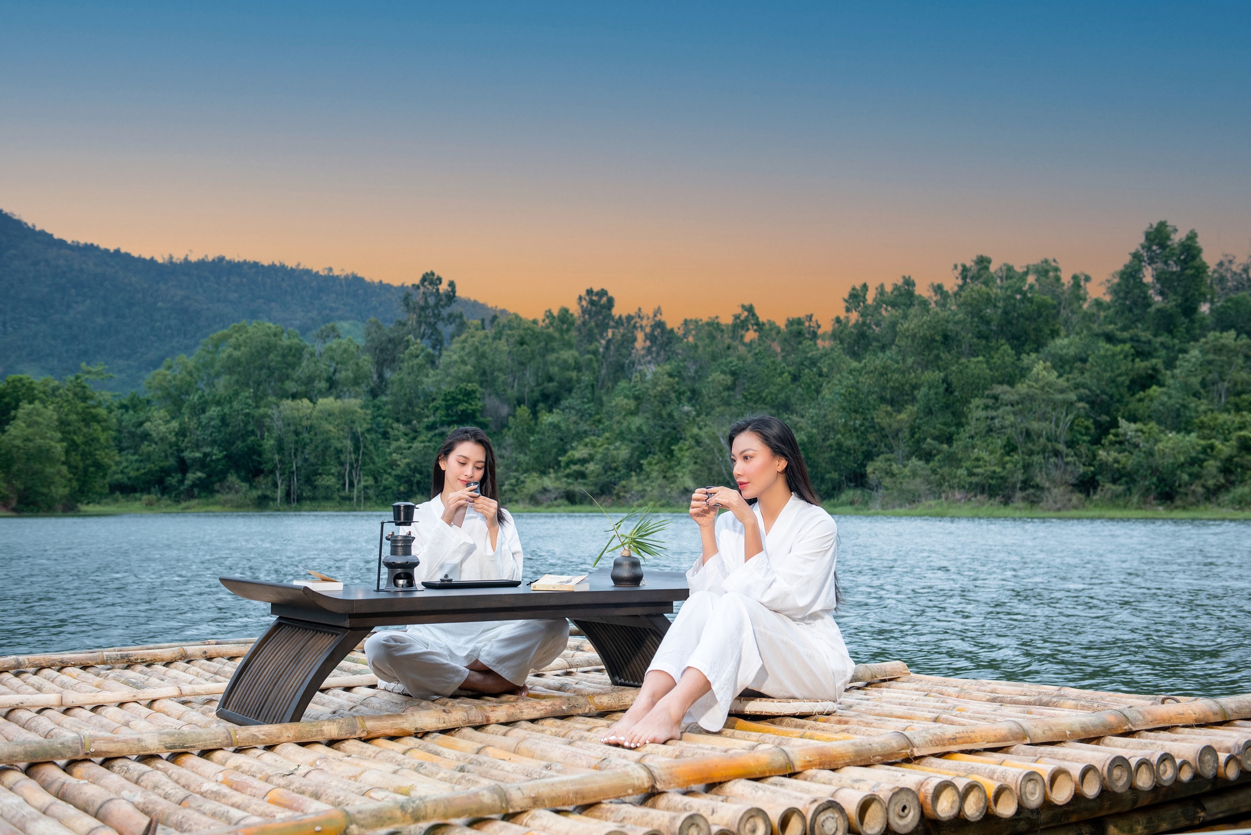 Hoa hậu Tiểu Vy và Á hậu Kim Duyên trải nghiệm Thiền cà phê - một phong cách thưởng lãm cà phê khác biệt do Trung Nguyên Legend sáng tạo, đem đến trải nghiệm đặc biệt, làm thức tỉnh nhận thức bên trong mỗi người