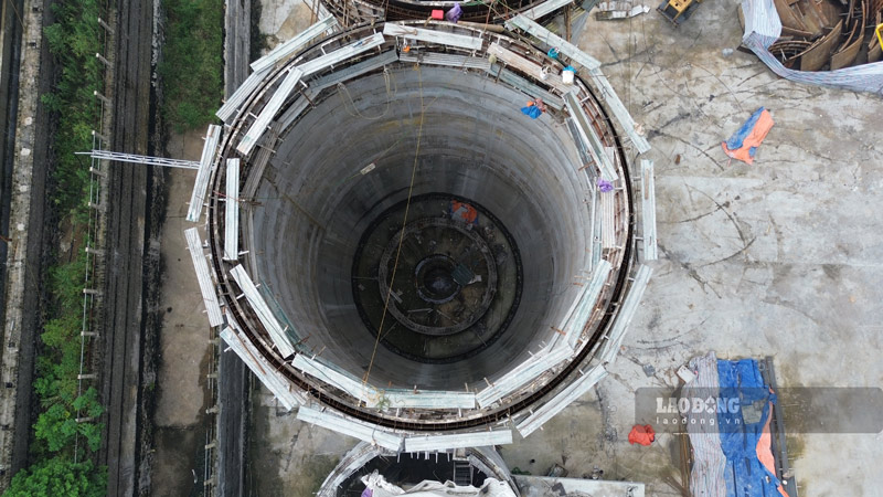 En el alto horno en construcción, los trabajadores cayeron al suelo desde una altura de 20 m debido a la rotura de un cable del cabrestante. Foto: Dinh Dai