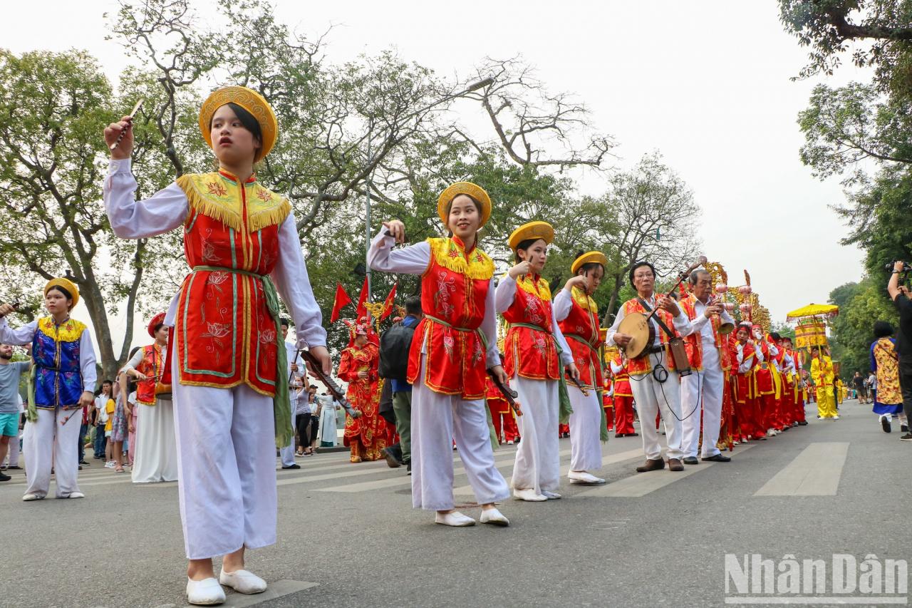 [Photo] Bustling traditional procession of Kim Ngan Communal House Festival photo 7