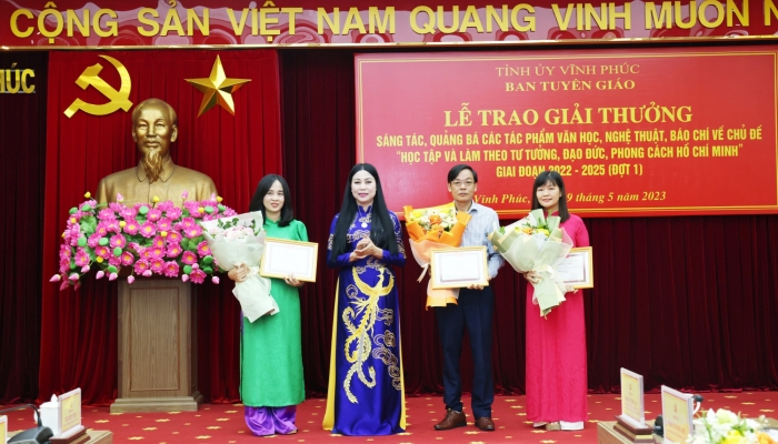 Awarding prizes for journalistic works about President Ho Chi Minh