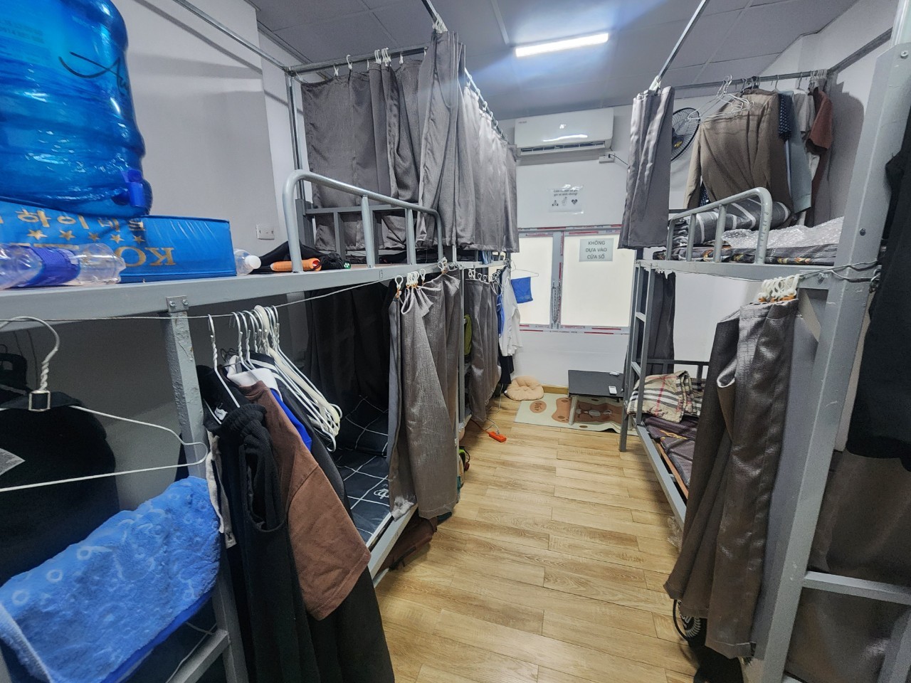 Close-up of a room with bunk beds and sleeping boxes at risk of fire and explosion in Hanoi, photo 4