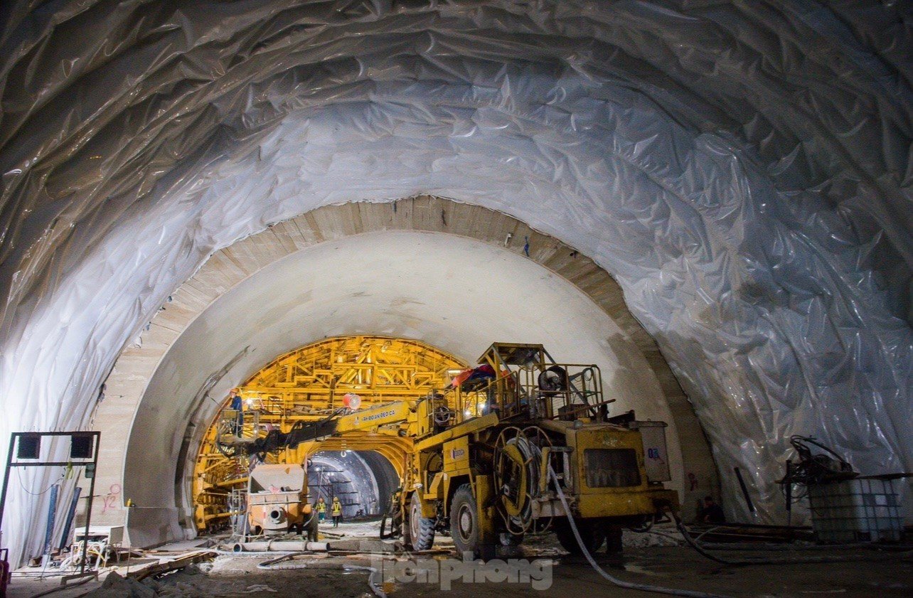 Gros plan sur la construction du plus long tunnel de montagne de l'autoroute Nord-Sud, photo 14