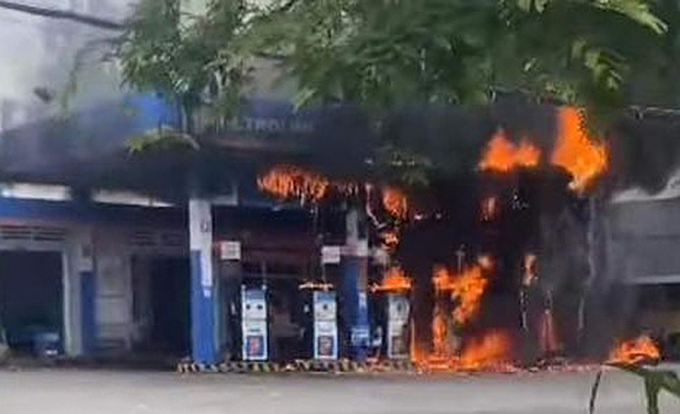 Gas station on Tran Hung Dao street caught fire. Photo: Ha Do