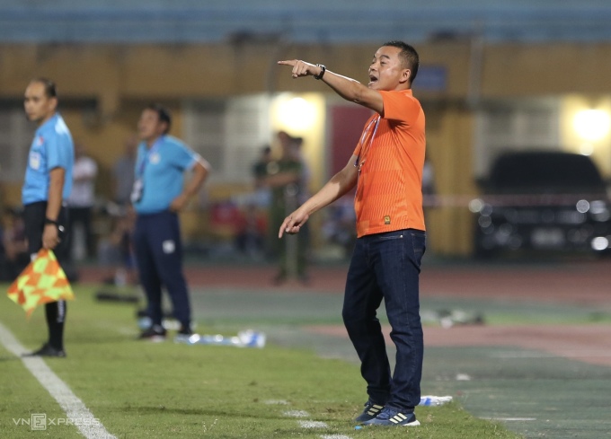 Trainer Tran Tien Dai leitete das Spiel, in dem CAHN Hanoi FC mit 2:0 besiegte. Foto: Hieu Luong