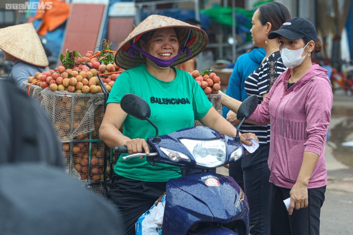 Bac Giang : les agriculteurs se précipitent pour transporter les litchis pour les peser et les vendre, les rues sont teintes en rouge - 12