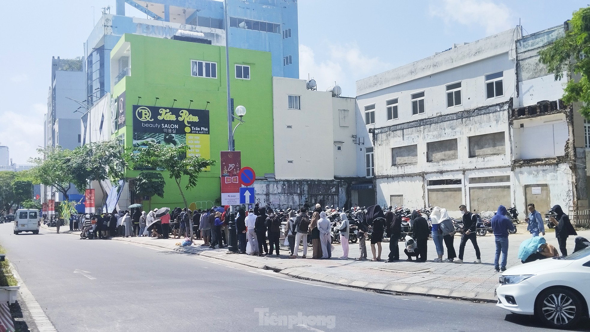 Young people lined up in the sun to buy tickets to see 'Peach, Pho and Piano' photo 1