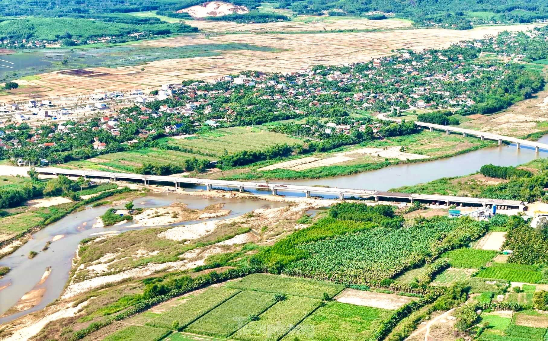 La forme du plus long pont de l'autoroute Quang Ngai - Hoai Nhon