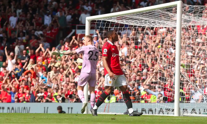 อองโตนี่ มาร์ซียาล แสดงความยินดีกับผู้ทำประตูเปิด ภาพจาก : MUFC