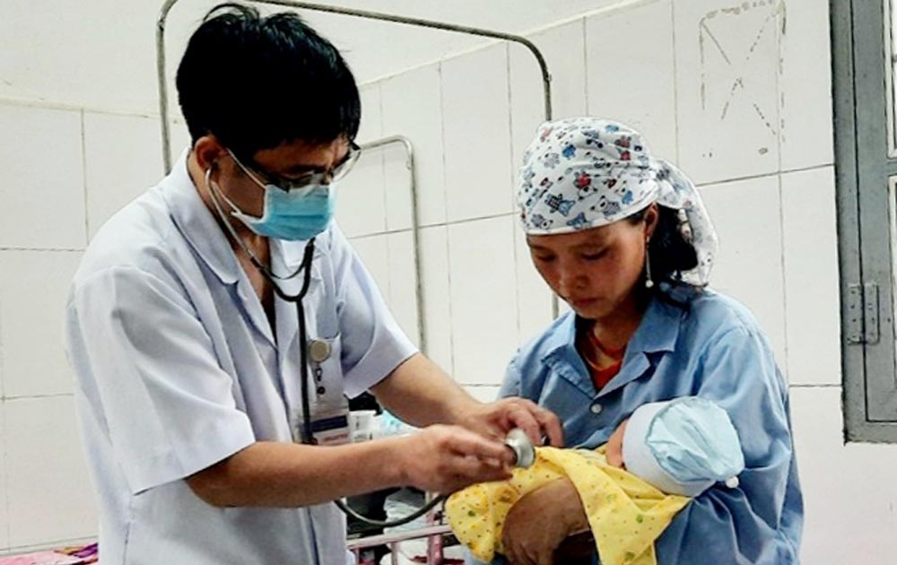 Soins d'urgence pour une femme en travail en route