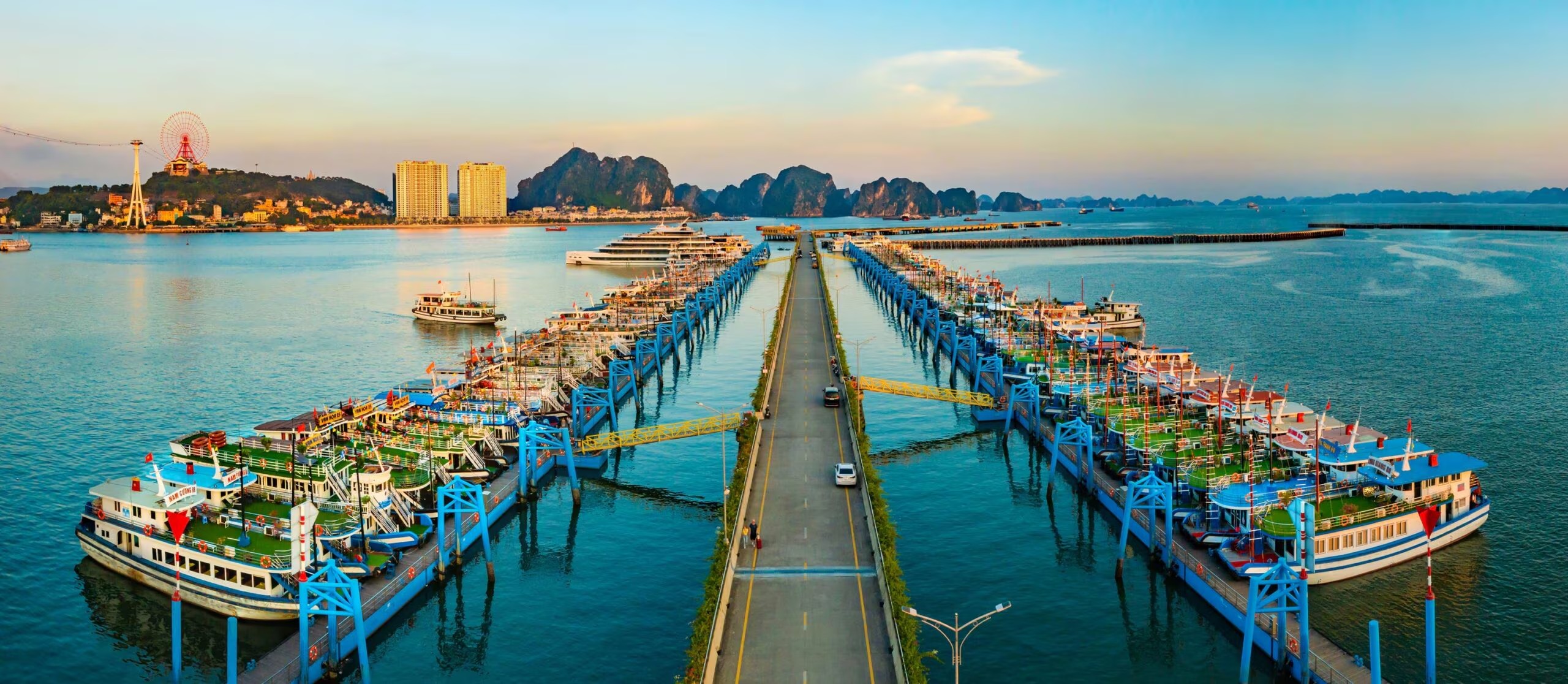 Turistas visitando la bahía de Ha Long