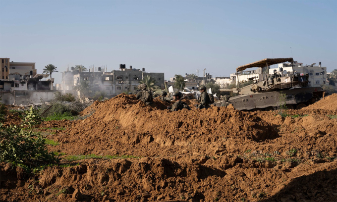 Des chars et des soldats israéliens combattent dans la bande de Gaza le 7 janvier. Photo : IDF