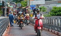 ภาพระยะใกล้ของสะพานที่ทรุดโทรมอย่างหนัก 2 แห่งในทางใต้ของนครโฮจิมินห์