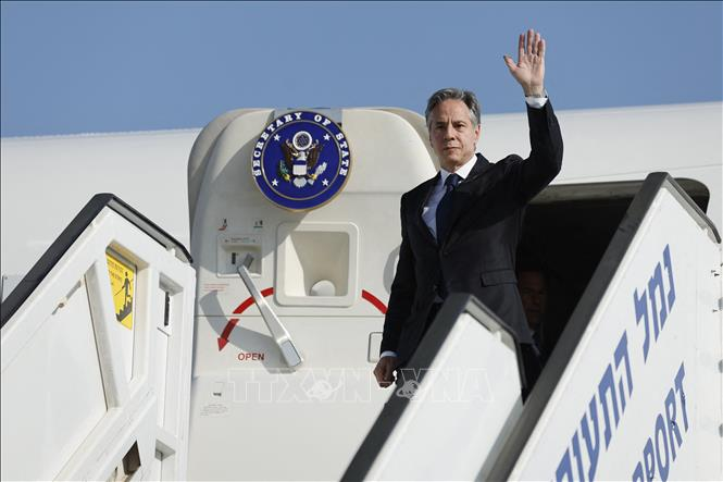 Le secrétaire d'État américain Antony Blinken arrive à l'aéroport international Ben Gourion de Tel Aviv, en Israël, le 3 novembre 2023. (Photo: AFP/VNA)