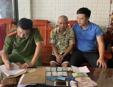 El sujeto Tran Van Tinh con evidencia del caso - Foto: Proporcionada por la policía